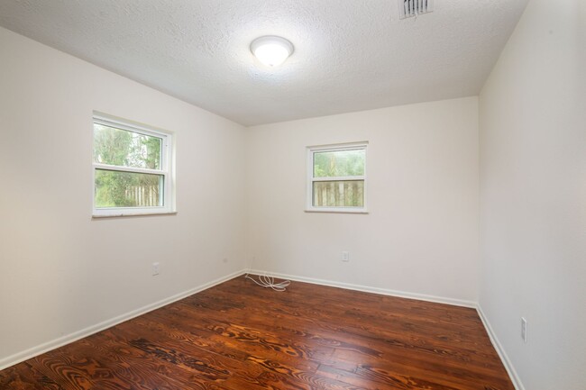 Building Photo - BEAUTIFUL 3 BEDROOMS SINGLE FAMILY HOME LO...