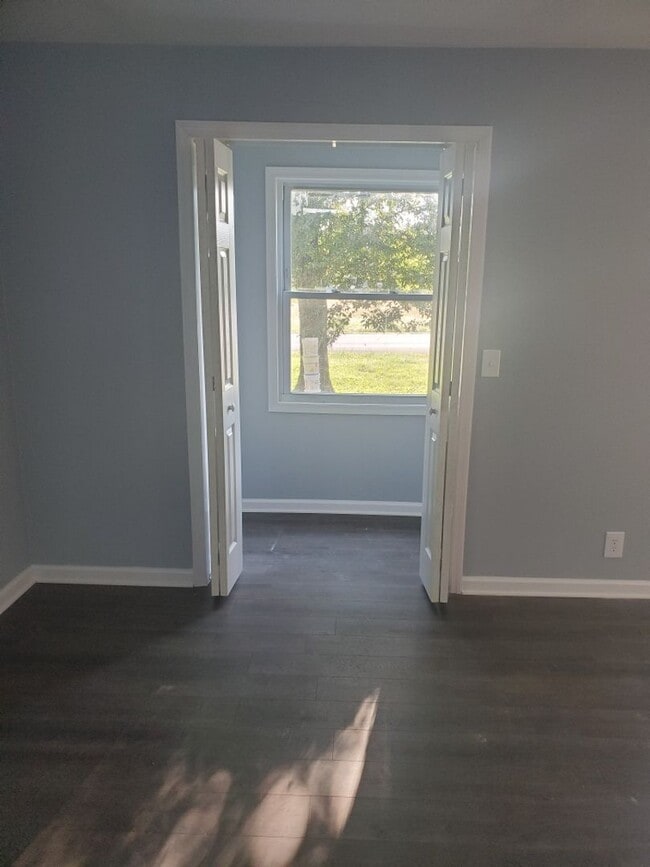 Building Photo - 1 BD AVAILABLE NOW. $600 PER MONTH. NEW STAINLESS STEEL APPLIANCES and UPDATES!!