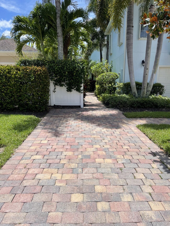 Building Photo - 1833 Dakota Dr