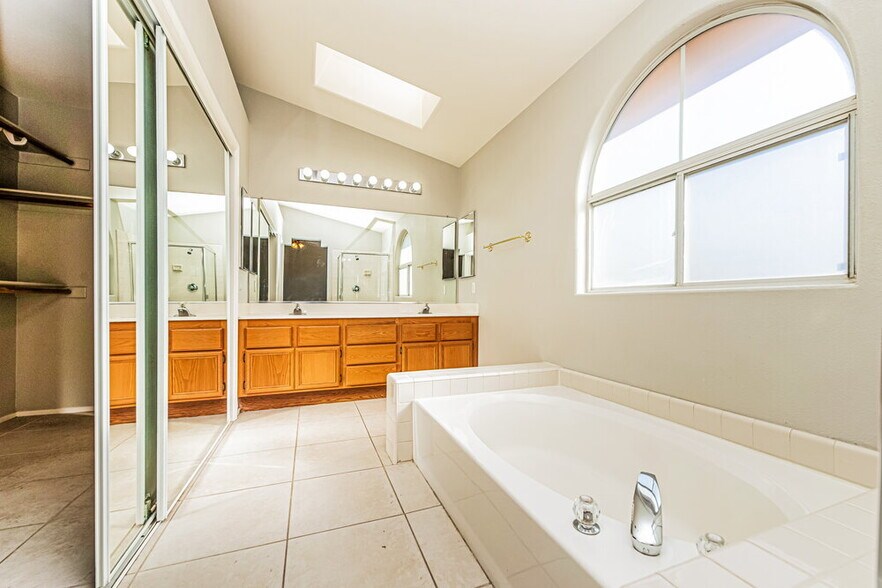 Building Photo - 4616 Reliant