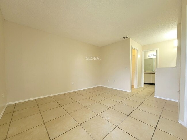 Building Photo - Spacious 3-Bed Townhome with 1st-Floor Mai...