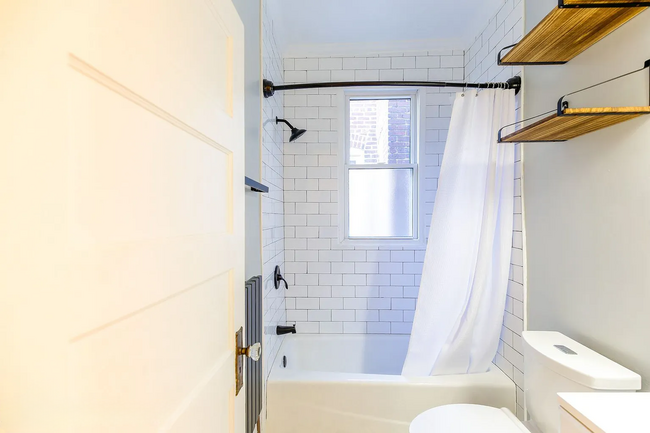 Building Photo - Fully Renovated 3 BR/1.5 BA Apartment in C...