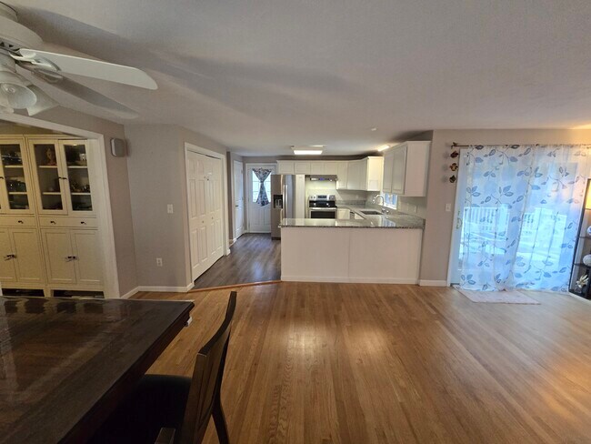 Building Photo - 16 Knoll Rd