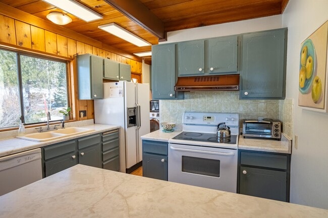 Building Photo - 18850 Fir Dr