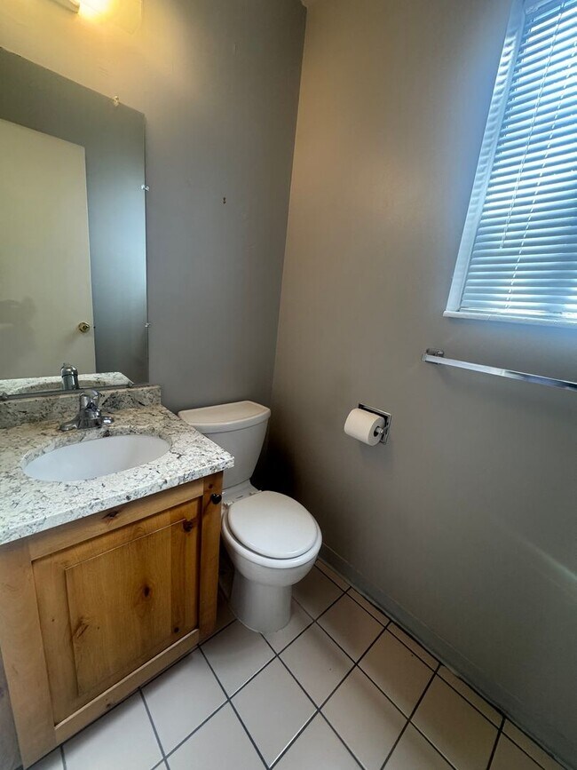 Building Photo - Beautiful duplex in amazing location!