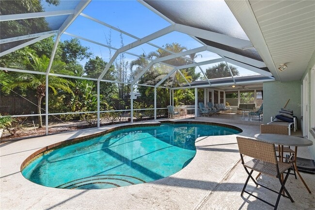 Building Photo - 7860 Holiday Dr