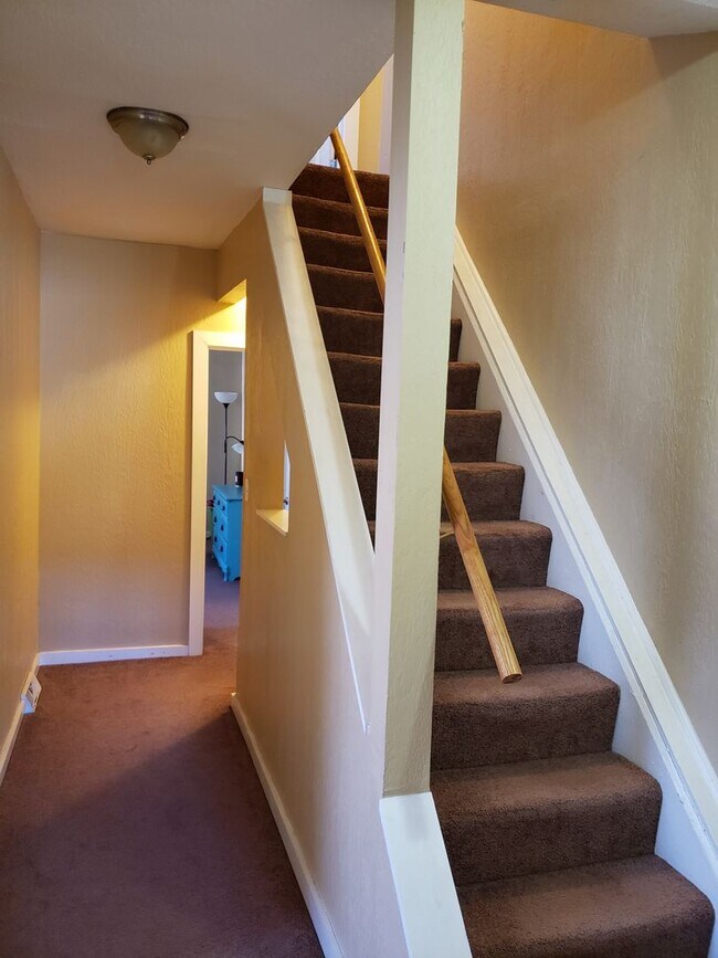 Building Photo - Stylish & Spacious 3-Bedroom Home with Off...