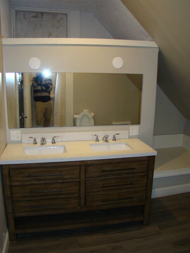 Building Photo - 86 School St