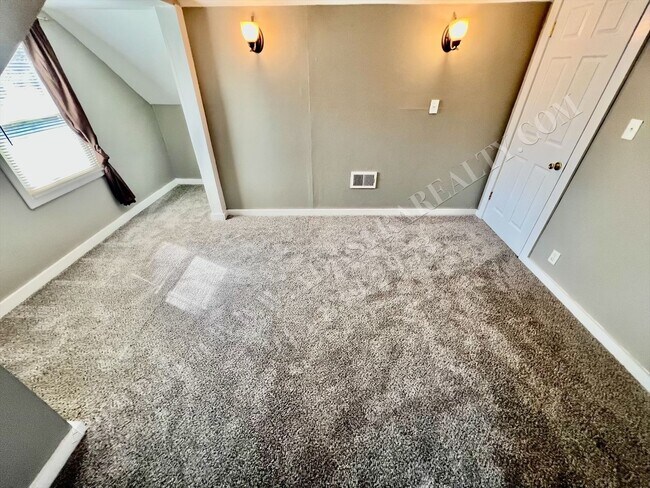 Building Photo - ADORABLE and CLEAN home in KCK-Available N...