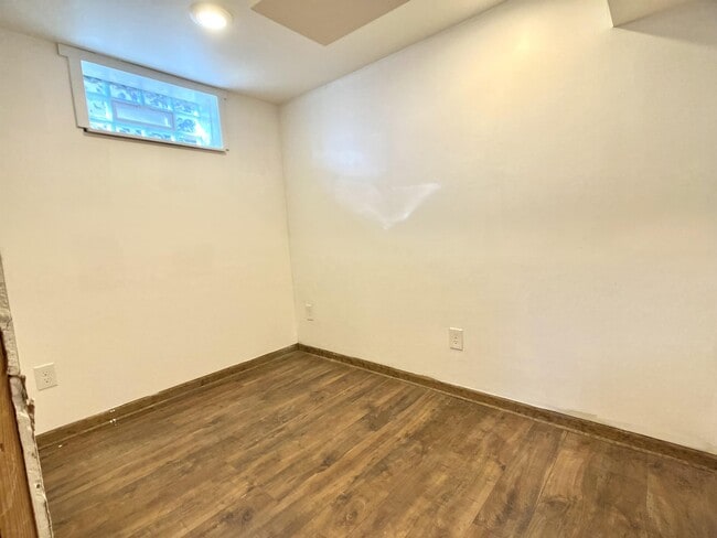 Building Photo - 1523 W Clark St