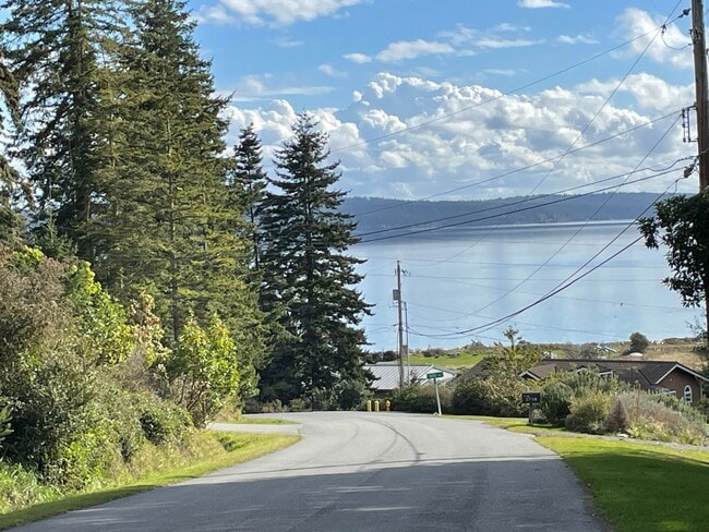 Building Photo - Remodeled Home Just Moments from Greenbank Farm!