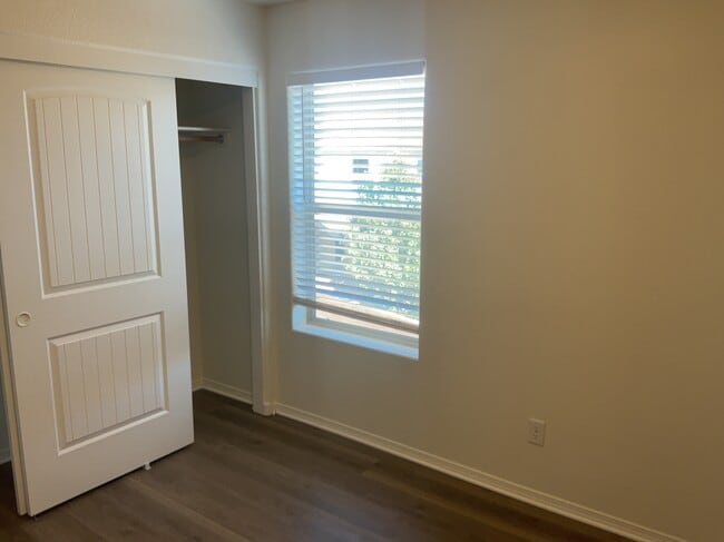 Building Photo - 904 Crown Ct NE