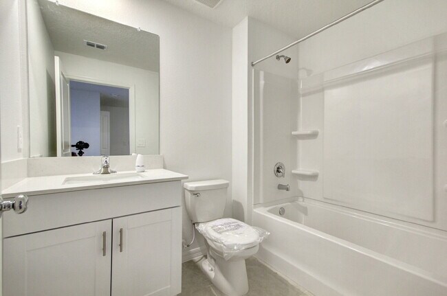 Building Photo - "Charming 3-Bedroom Home with 2.5 Baths in...