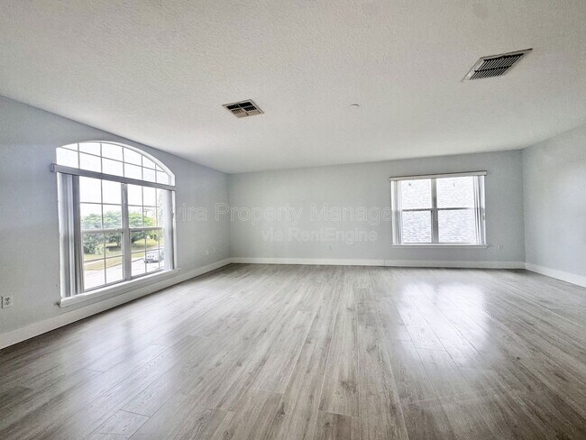 Building Photo - 661 Hacienda Cir