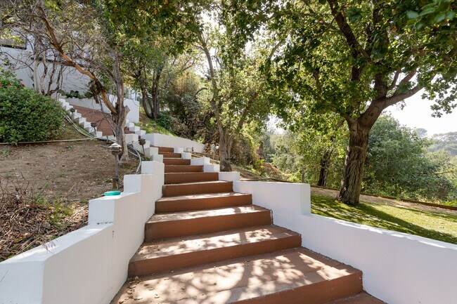 Building Photo - Beautiful Hollywood Hills Home For Lease!