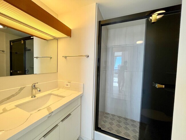 Building Photo - Royal Capitol Plaza: 2 Bed, 2 Bath with 2 ...