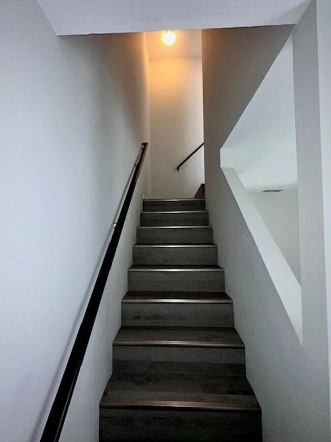 Building Photo - Lovely Townhouse in Winchester! All Electric, Off-Street Parking, W/D Hookups, Small Pets Ok!