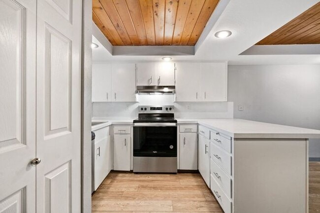 Building Photo - Now Leasing: Beautiful Rustic-Style Apartm...
