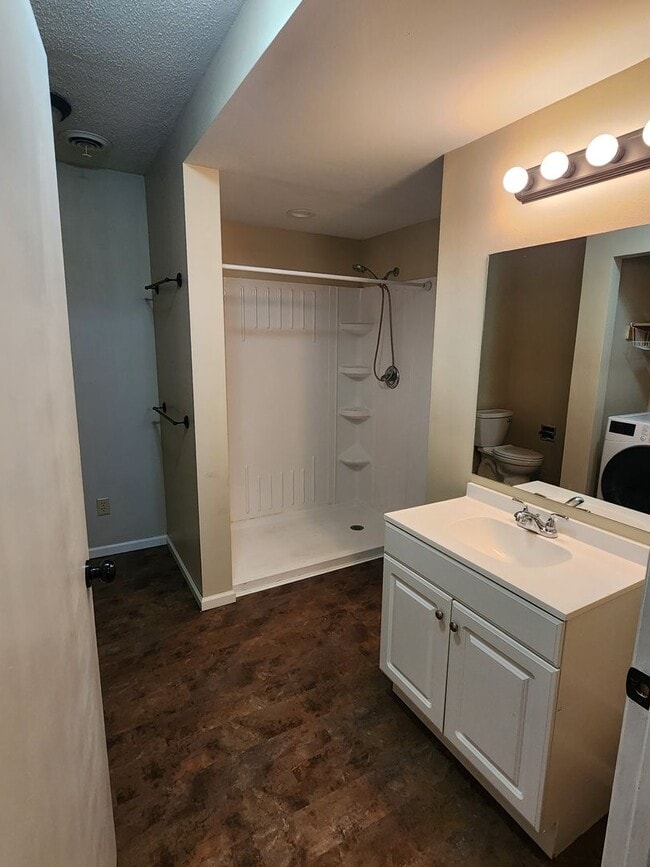 Building Photo - ~Applications Pending~ RENT SPECIAL ~ HOLIDAY MERRINESS ~ 3 Bedroom, 3 Bath Home for rent Close t...