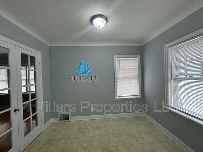 Building Photo - 1715 Parkview Ave