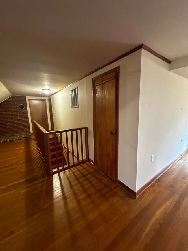 Building Photo - Spacious 3 bedroom/ 2.5 bath home near Exi...