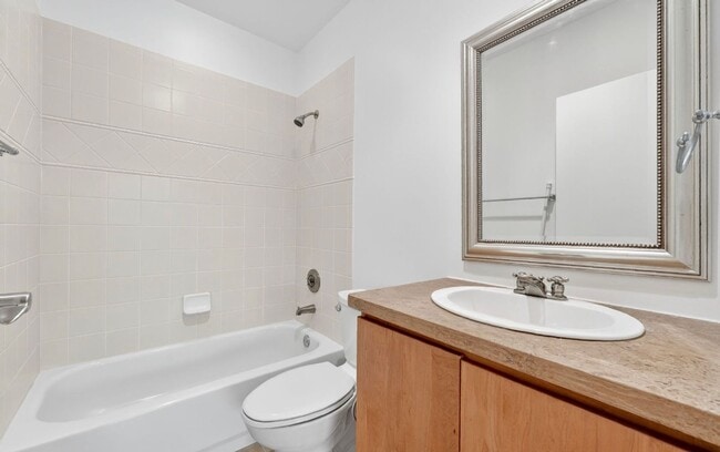 Building Photo - Stunning 3 bedroom Loft