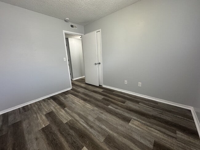 Building Photo - "Charming 2-Bed Gem with Full Bath in Springfield – Cozy 777 Sq Ft Haven Awaits!"