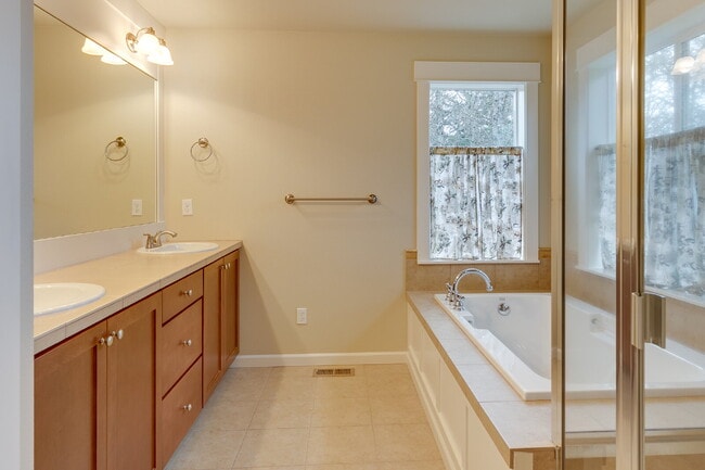 Building Photo - Spacious 4 bedroom home in Redmond!