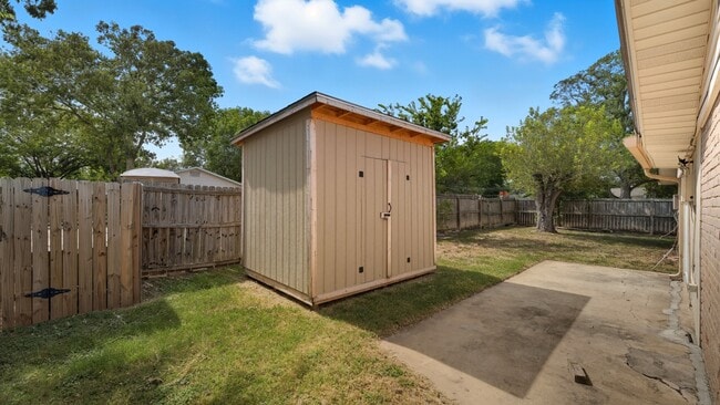 Building Photo - 140 Cloverleaf Dr