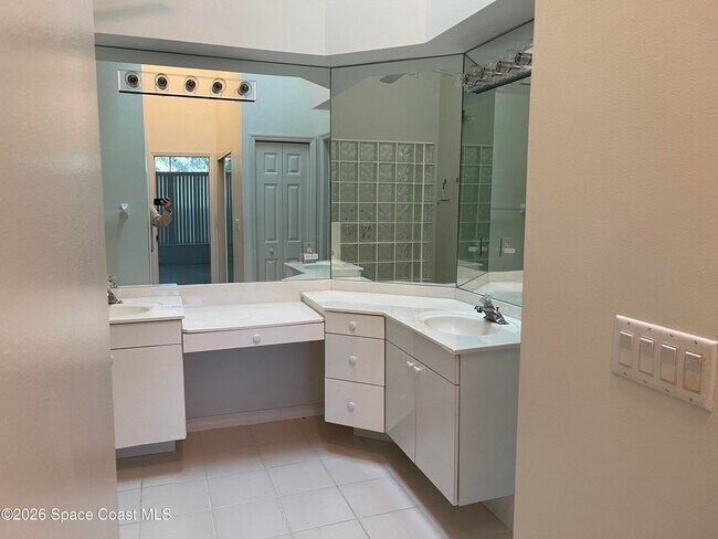 Building Photo - 729 Kenwood Cir