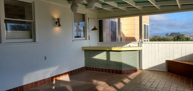 Building Photo - Beautifully Renovated Vintage  2 bedroom 2...