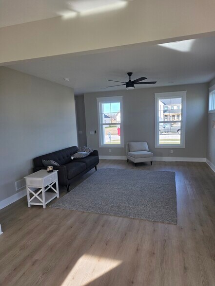 Building Photo - 9425 Newbury Ln