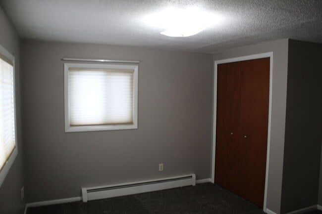 Building Photo - Available Now! 2 Bedroom 1 Bath home in Bu...