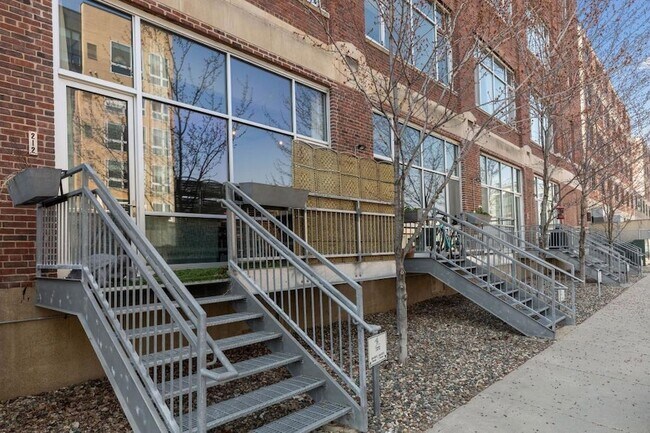 Building Photo - 700 N Washington Ave