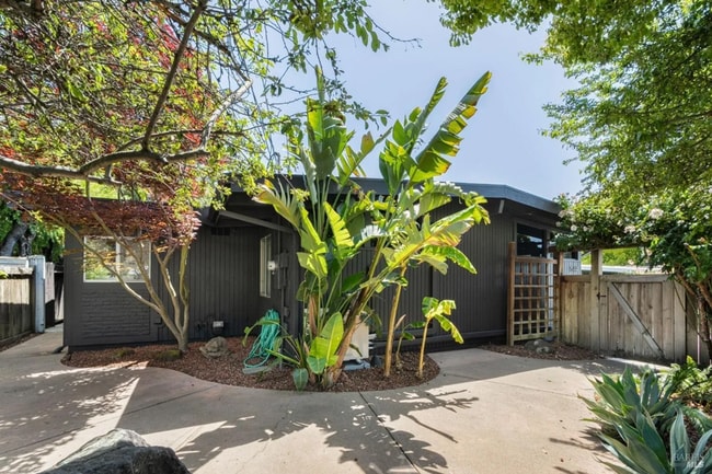 Building Photo - Mid-century Modern Home w/In-law