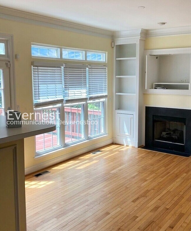 Building Photo - 4 Bed/3 Bath Town Home with Garage / Pet-Friendly / Available Soon!