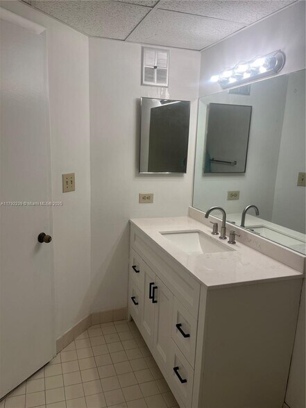Building Photo - 8290 Lake Dr