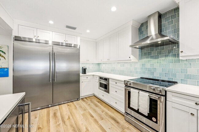 Building Photo - 10 10th St