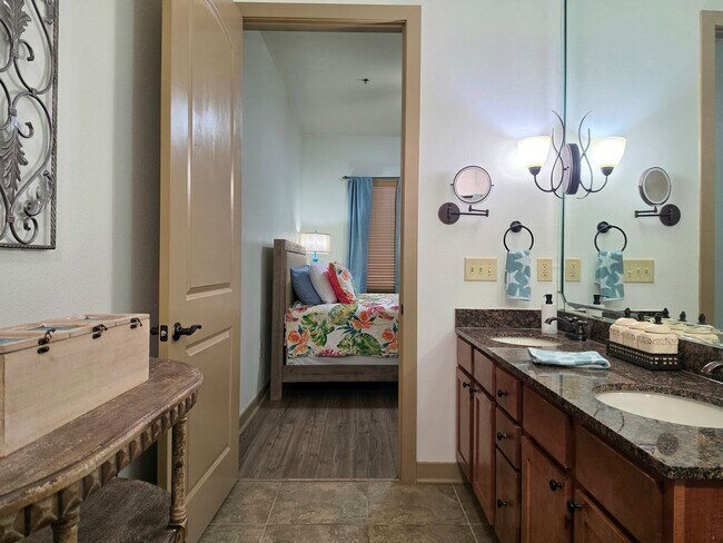 Building Photo - Ground floor 2/2 at The Enclave at Oak Hill