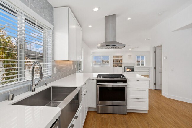 Building Photo - Luxurious Coastal Retreat with Stunning Oc...