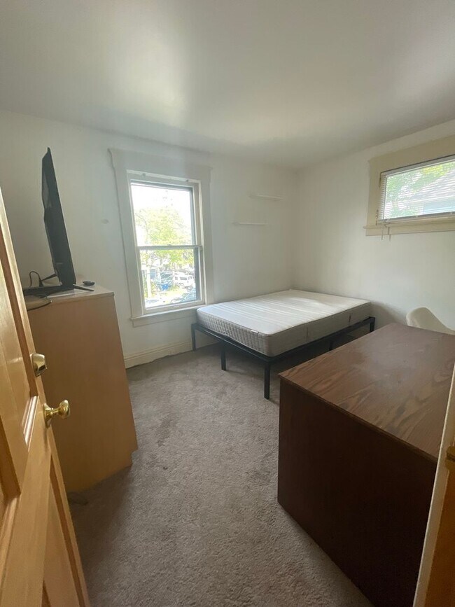 Building Photo - 841 E University Ave