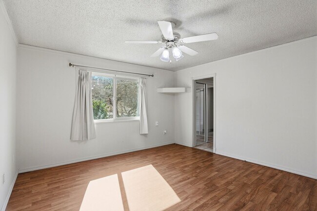 Building Photo - Country property close to town!