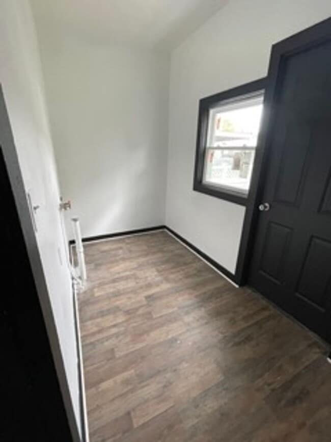 Building Photo - 3 bedroom newly remodeled