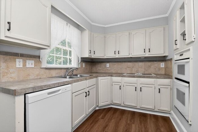 Building Photo - 3BD/2BA Single Family Home on Large Lot!