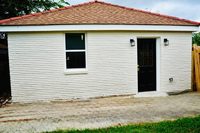 Building Photo - 617 Transcontinental Dr