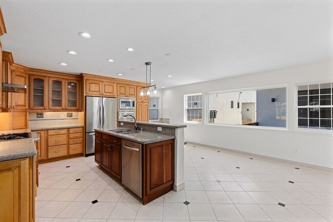 Building Photo - Welcome to your new home in the vibrant Ba...