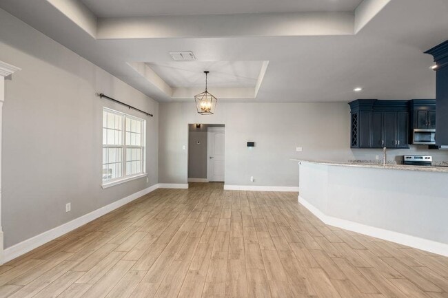 Building Photo - 328 Kenwood Ave
