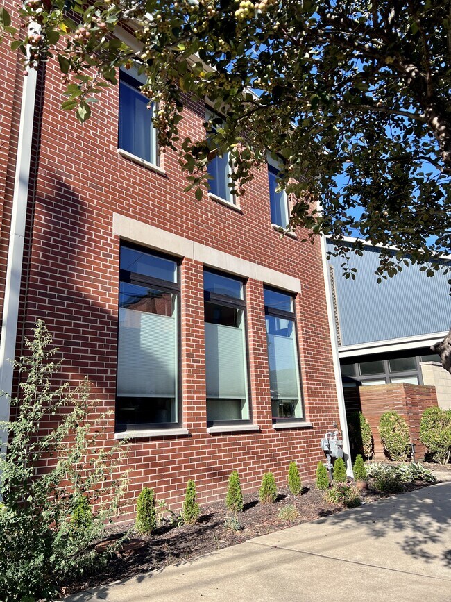 Building Photo - 130 Home St