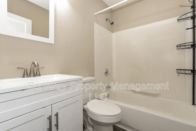 Building Photo - 915 W Browning Rd