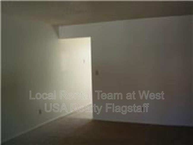 Building Photo - 2219 E Dortha Ave
